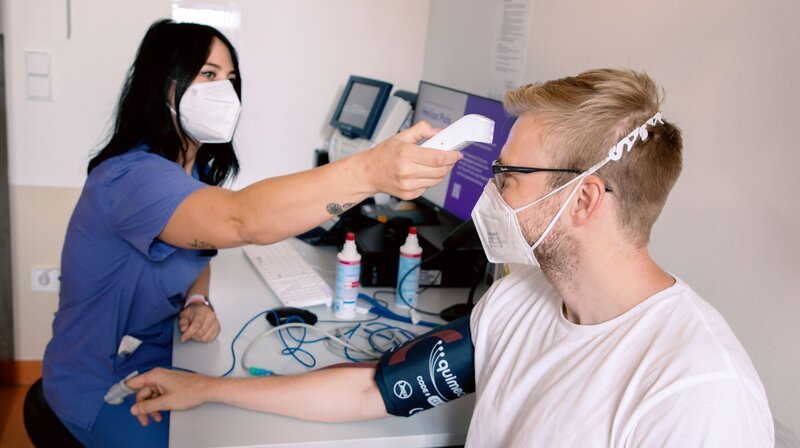 Bei der Patientenaufnahme in der Klinik werden von der Schwester die ersten Untersuchungen, wie Fieber- und Blutdruckmessung vorgenommen. – Bild: NDr/​Clip