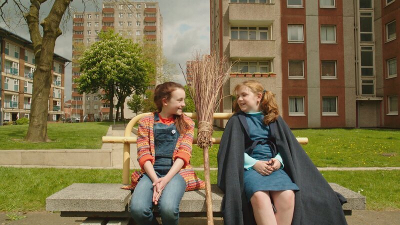 Mildred (Bella Ramsey, l.) und Maude (Meibh Campbell, r.) schließen direkt Freundschaft, obwohl sie aus unterschiedlichen Welten kommen. – Bild: ZDF/​BBC/​ZDF Enterprises