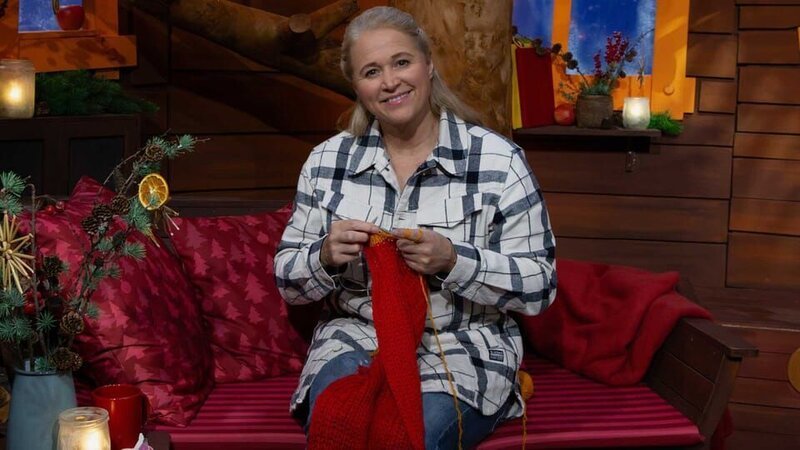 Singa möchte einen roten Schal stricken. Sie beginnt damit, und plötzlich ist er fertig. Ein Blick ins Wichtelhaus erklärt: Das waren die Wichtel! – Bild: KiKA