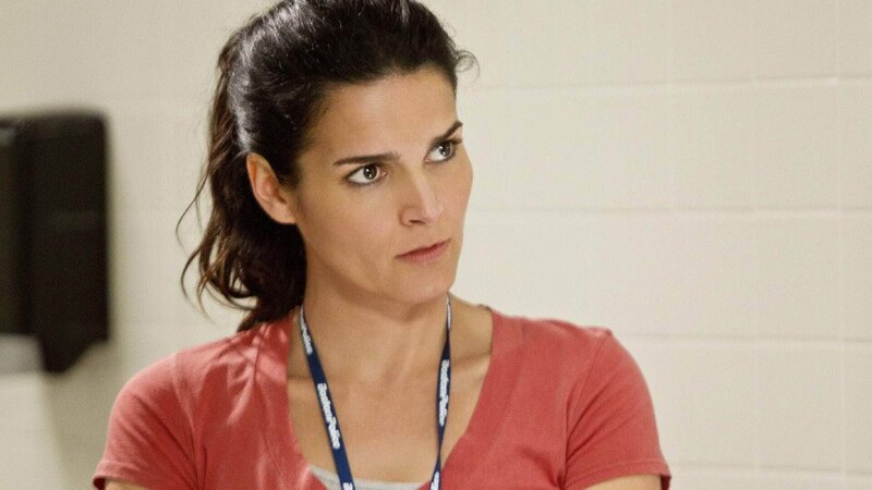 Für Jane Rizzoli (Angie Harmon) geht ein Kindheitstraum in Erfüllung: sie betritt die Umkleidekabine des Baseballvereins ‚Boston Pilgrims‘; der Coach wurde tot in der Dusche gefunden. – Bild: TVNOW /​ Warner Bros.