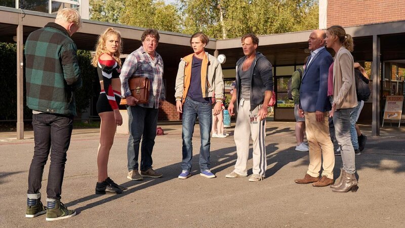 Jonathan (Kristo Ferkic, 4.v.l.) und Thilo (Elias Krischke, l.) haben sich geprügelt; Vollmer (Hendrik Duryn), Louisa (Sophia Münster), Sievers (Rainer Piwek), Direktor Rose (Ulrich Gebauer) und Karin (Jessica Ginkel) versuchen zu vermitteln. – Bild: RTL /​ Frank Dicks