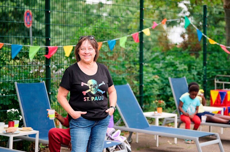 Organisiert Zusammenkünfte der Nachbarn und hilft gegen untätige Vermieter: Quartiersmanagerin Maria Herrmann. – Bild: NDR /​ NDR Presse und Information