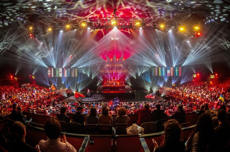 Beim jährlichen Weltfestival des Zirkus von Morgen in Paris treten Künstler aus vielen verschiedenen Ländern auf. – Bild: Laurent Bugnet/​Aubes Productions