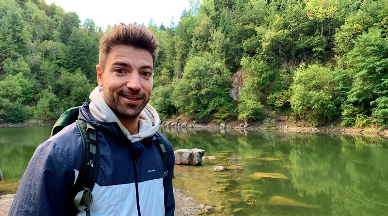 Der Odenwald wird auch „Kleines Alaska“ und „Badisch Sibirien“ genannt, weil er teils unberührte Natur bietet und im Winter Eiseskälte herrscht. Für Wunderschön erkundet Ramon Babazadeh eine Region voller Abenteuer, Wildnis und Sagen. – Bild: WDR/​Bavaria Entertainment GmbH/​Sarina Zillingers