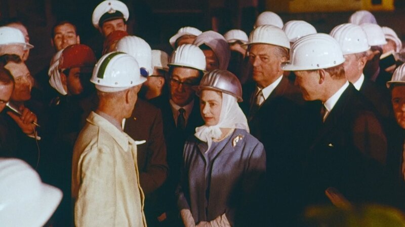 Königin Elizabeth II (Mitte) mit Helm in Menschenmenge beim Besuch im Mannesmanner Hüttenwerk. – Bild: WDR/​Bundesarchiv