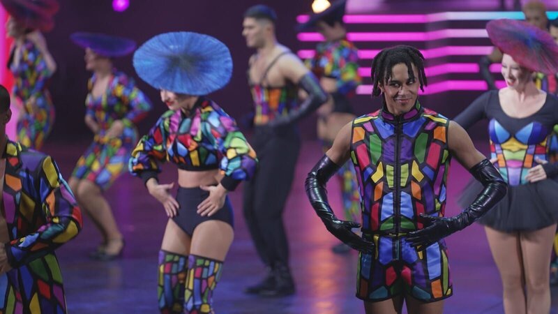 Farbenfroh und energiegeladen bringt das Ensemble „BLINDED by DELIGHT“ auf die Bühne. – Bild: WELT