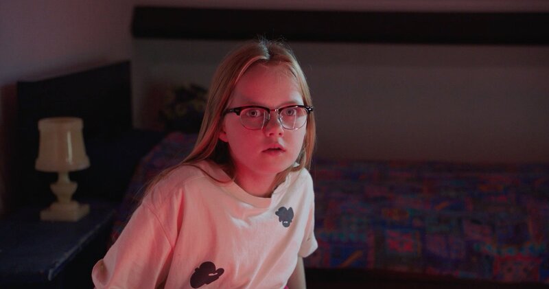 Floor (Bobbie Mulder) sieht Daphne’s Mutter als bösartige Frau in ihren Träumen. – Bild: NDR/​NL Film /​ KiKA