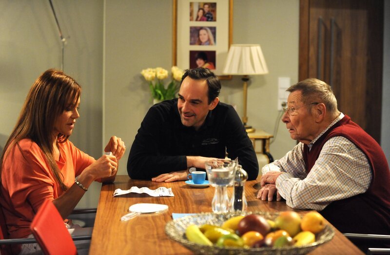 Mike und Alois machen sich über Trixis Zahntabletten lustig. Von links: Trixi (Doreen Dietl), Mike (Harry Blank) und Alois Preissinger (Erich Hallhuber). – Bild: BR/​Marco Orlando Pichler