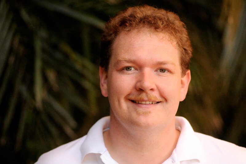 Wenn ein großer, lebendiger Alligator geröntgt wird – und das auch noch ohne Narkose – ist das eine gefährliche Angelegenheit! Ohne Fesseln und viel Kraft geht da gar nichts! Doch was sein muss, muss sein! Wie soll der Tierarzt Dr. Heiner Müller sonst herausfinden, was dem Mississippi-Alligator fehlt, der nicht mehr richtig fressen kann? – Bild: WDR/​Niklas Böhm