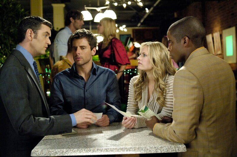 PSYCH -- „He Loves Me, He Loves Me Not, He Loves Me, Oops He’s Dead“ -- Pictured: (l-r) Tim Omundson as Roland Lassiter, James Roday as Shawn Spencer, Maggie Lawson as Juliet O’Hara, Dule Hill as Burton „Gus“ Guster – Bild: USA Network /​ UNIVERSAL CHANNEL /​ Alan Zenuk