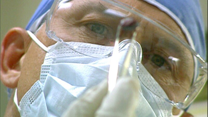 Die Frau des Polizisten – Gerichtsmediziner finden heraus, dass Jenifer McCrady mit einem Kopfschuss ermordet wurde. – Bild: c/​RTL II