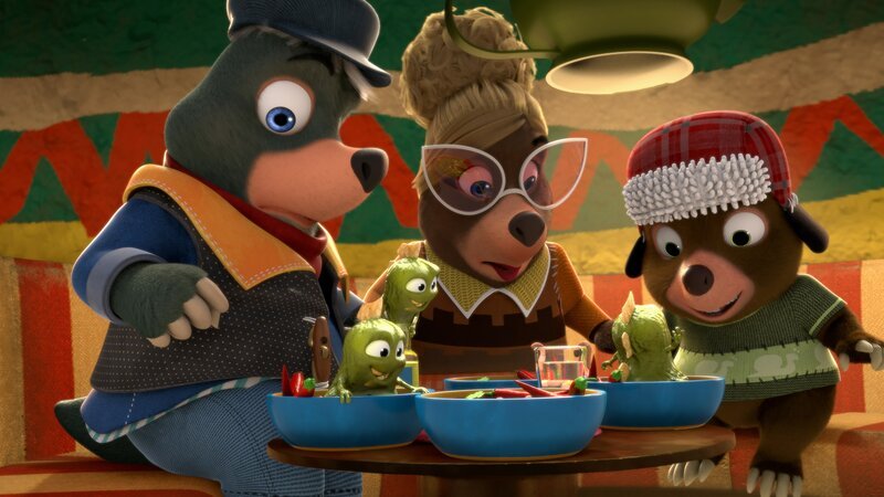 Da kann doch etwas nicht stimmen, wenn aus der Chilisoße in Señora Marias Restaurant plötzlich kleine, grüne, schleimige Wesen auftauchen. – Bild: ZDF/​2022 Jetpack Distribution Ltd/​ZDF Enterprises