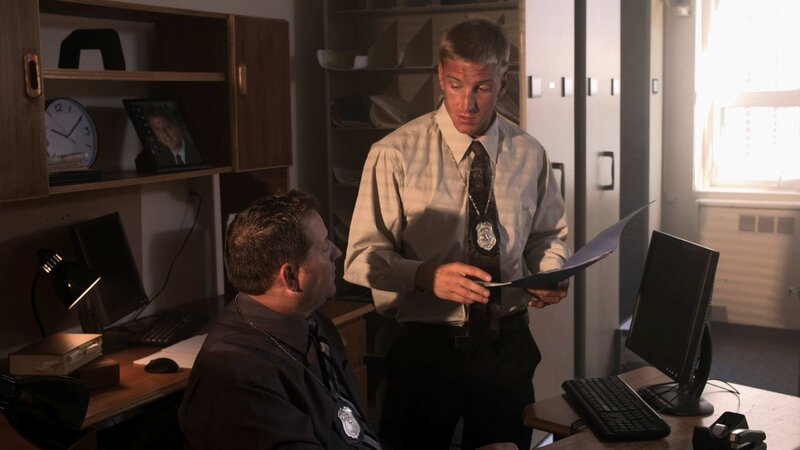 Zwei Polizeibeamte diskutieren den Fall – Bild: Crime + Investigation /​ abacus media