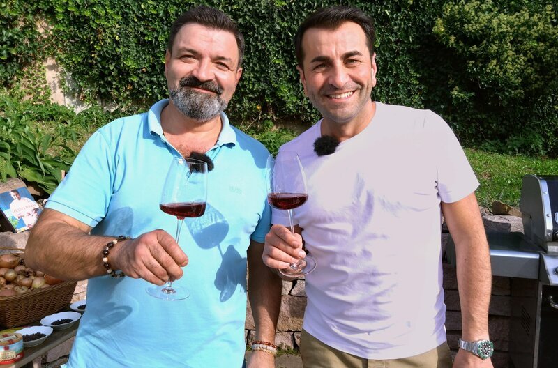 Sedat Bahar (links) ist Jäger, Naturliebhaber und leidenschaftlicher Hobbykoch. Er will Sternekoch Ali Güngörmüs mit einem deftigen Rehgulasch überraschen. – Bild: SWR/​HR