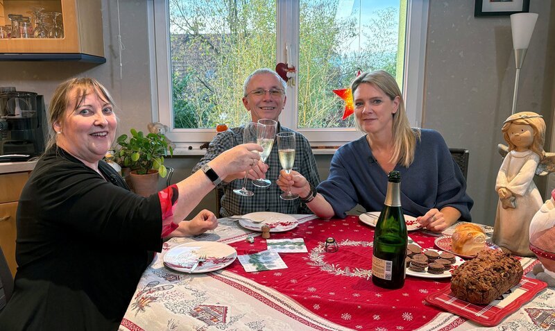 Im Elsass bereitet Susanne Nett (re.) mit Pia und Alain Millerand das französisch inspirierte Dessert „Elfenbrot“ zu.“ – Bild: SWR