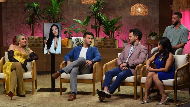 Cortney Reardanz, Jeniffer Tarazona, Cole Anderson, Mei Tang, and Joseph Smith listen as Rocky Russo speaks – Bild: Warner Bros. Discovery, Inc. or its subsidiaries and affiliates. All rights reserved.