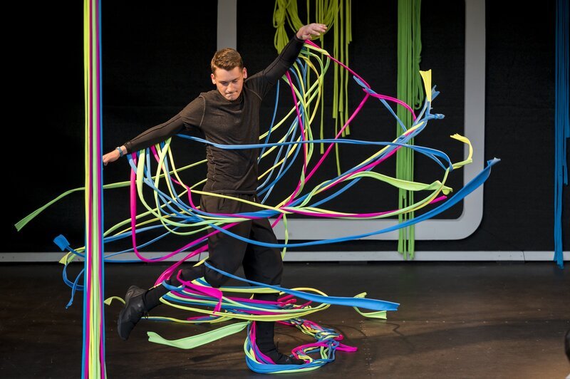 Viktor (Fidolin Sommerfeld) übt für seinen großen Auftritt. – Bild: mdr/​Saxonia Media/​Jens-Ulrich Koch