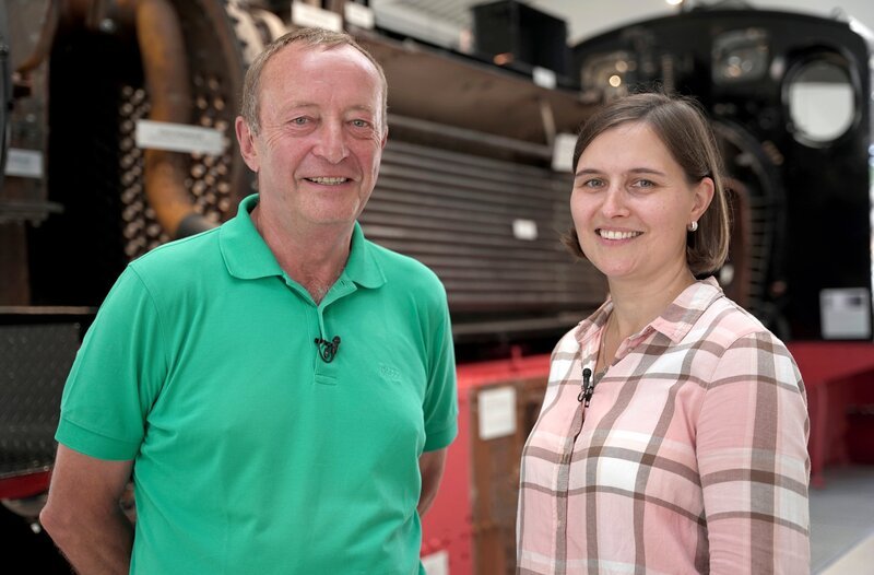 Jürgen Eichhorn, Kurator der Dampflok Erlebniswelt und Projektsteuerin Kristin Manninger. – Bild: MDR/​Alexander Reißland