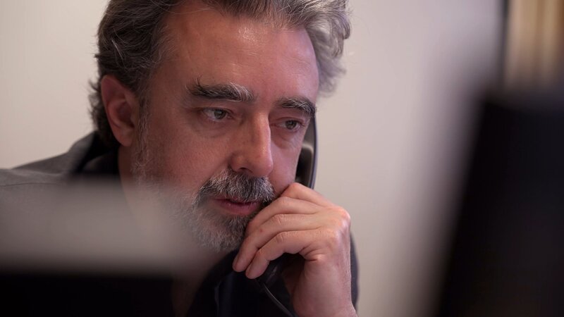 Staatsanwalt Laurent Lafleur ist auf der Spur des Täters vom Feringasee. – Bild: Polizei München /​ ZDF