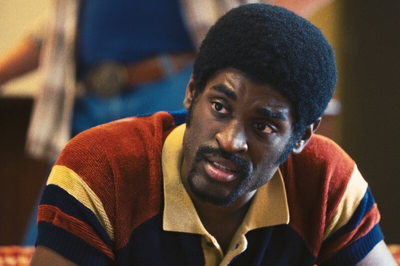 Michael Cooper (Delante Desouza) – Bild: Warner /​ Die Verwendung ist nur bei redaktioneller Berichterstattung im Rahmen einer Programmankündigung ab 2 Monate vor der ersten Auss /​ © 2022 Home Box Office, Inc. All rights reserved. HBO® and all related programs are the property  …