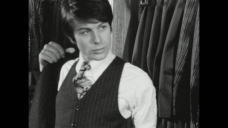 Mit Weste und bunter Krawatte – Alain Delon lässt grüßen. – Bild: BR