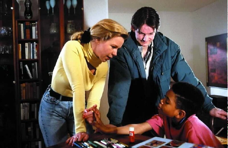 Tina (Marion Kracht) versucht Richy (Jacques Hipplewith, r.) den neuen Nachhilfelehrer Holger Kretschmar (Max Herbrechter, M.) schmackhaft zu machen. – Bild: Heimatkanal