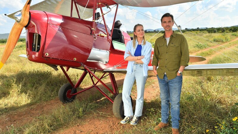 Nach einer Notlandung in der Savanne kommen sich Sophia Berg (Valentina Pahde) und Max Parger (Florian Silbereisen) näher. – Bild: ZDF und Dirk Bartling