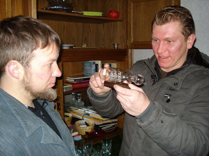 Wird Trödelexperte Otto (re.) verwertbare Sachen im Haus von Matthias finden? – Bild: RTL II