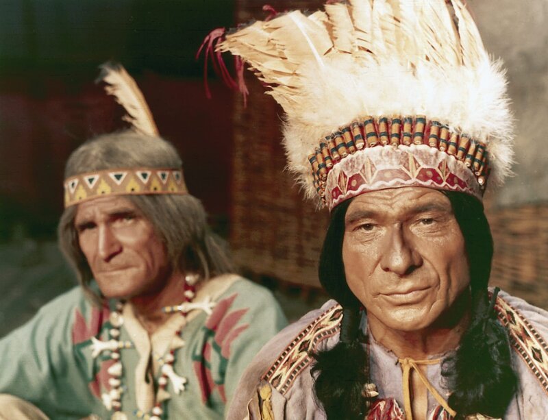 Zweifelnd hört der Häutling „Gespaltene Eiche“ (Colea Rautu, r.) vom christlichen Gebot der Nächstenliebe. – Bild: ZDF/​Skocrowsky/​Deropa-Franco-London