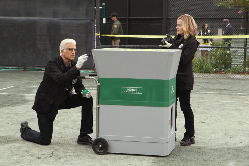 D.B. Russell (Ted Danson) und Julie Finlay (Elisabeth Shue) untersuchen den Tennis-Court und die Ballmaschine, in der die tote Tennisspielerin gefunden wurde. – Bild: RTL