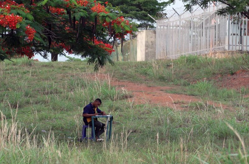 Chinua Achebe: Ein Nigerianer schreibt über Nigeria. – Bild: Elephant Doc