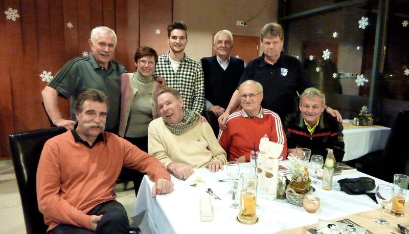 ARD/​SR EXCLUSIV IM ERSTEN: JOACHIM DECKARM, „Meine Reise nach Tatabánya“, am Samstag (29.03.14) um 15:30 Uhr im ERSTEN. Begegnungen in Tatabánya: Heiner Brand und Joachim Deckarm (vorne links). – Bild: SR