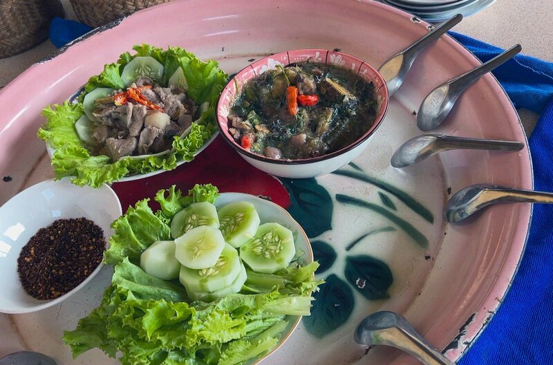 In Laos bereitet Laa einen Eintopf aus Schweinefleisch zu. – Bild: Elephant Doc