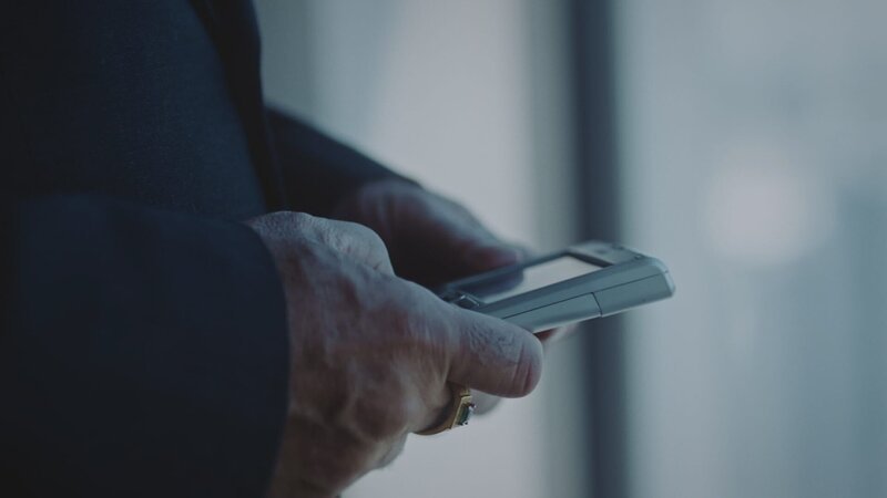 Drogenschmuggel anonym: Die Kontakte laufen ausschließlich über das Handy. So bleiben die Hintermänner verborgen. – Bild: Adam Younker /​ ZDF