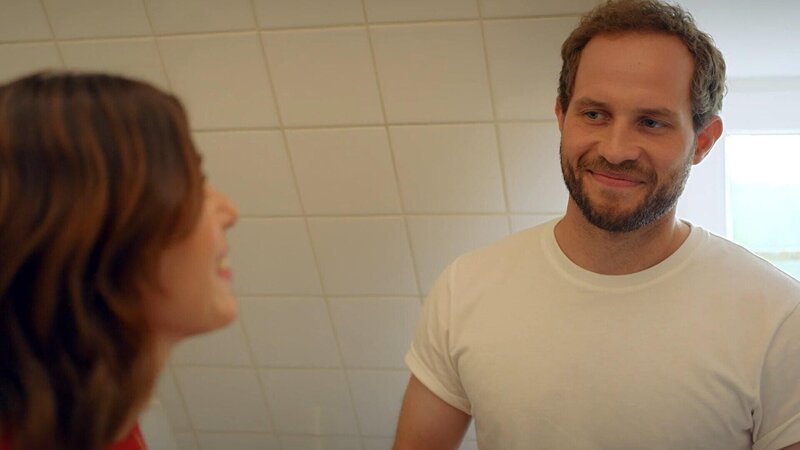 Jule (Anna Angelina Wolfers, l.); Marco (Arne Löber, r.) – Bild: Seven.One