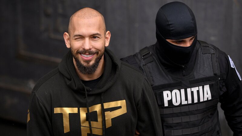 Andrew Tate wird von einem Polizist begleitet. – Bild: ZDF und Dobre, Aleksandru