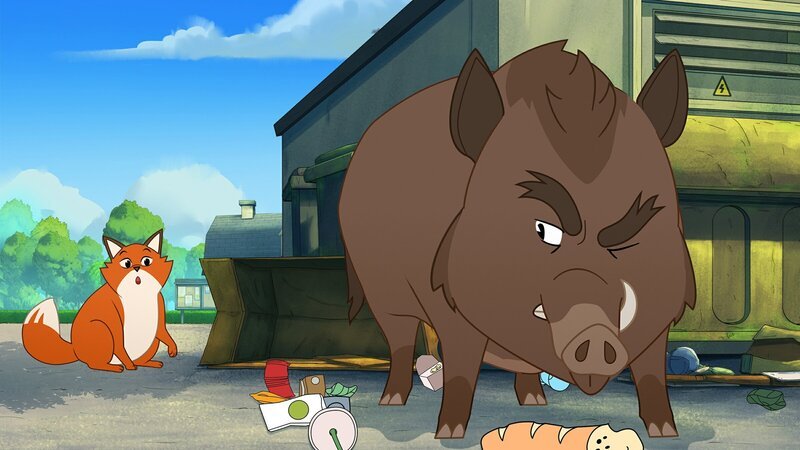 Essensreste aus den Müllcontainern rund um das Trafohäuschen der Stadt Müggeldorf locken die Wildtiere an. So auch Fuchs Iwo (h.) und Wildschwein Grrmpf. Doch wirklich fündig werden sie nicht. – Bild: ZDF/​Caligari Film