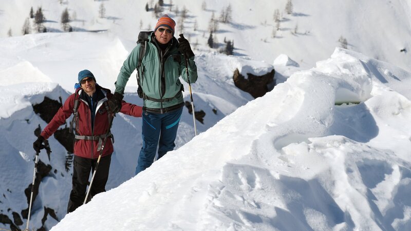 Der Bergdoktor Martin (Hans Sigl, l.) und sein Bruder Hans (Heiko Ruprecht, r.) auf dem Weg zu einer Bergrettung. – Bild: ZDF und Barbara Bauriedl