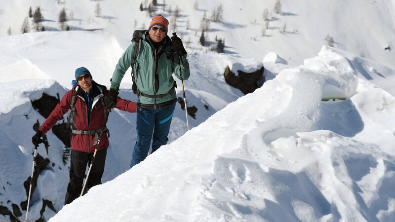 Der Bergdoktor Martin (Hans Sigl, l.) und sein Bruder Hans (Heiko Ruprecht, r.) auf dem Weg zu einer Bergrettung. – Bild: ZDF und Barbara Bauriedl