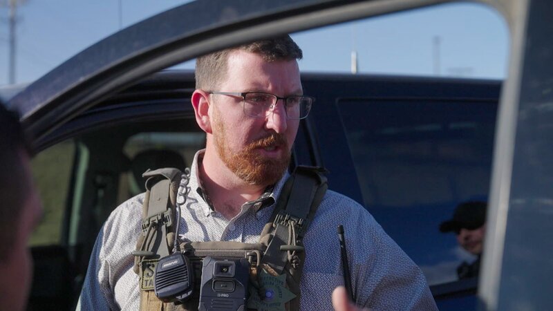 Matthew Jacobs brieft seine Kollegen vor einem Einsatz (spezifisch) /​ Matthew Jacobs briefs his colleagues before a police operation (specific) – Bild: Warner Bros. Discovery, Inc. or its subsidiaries and affiliates