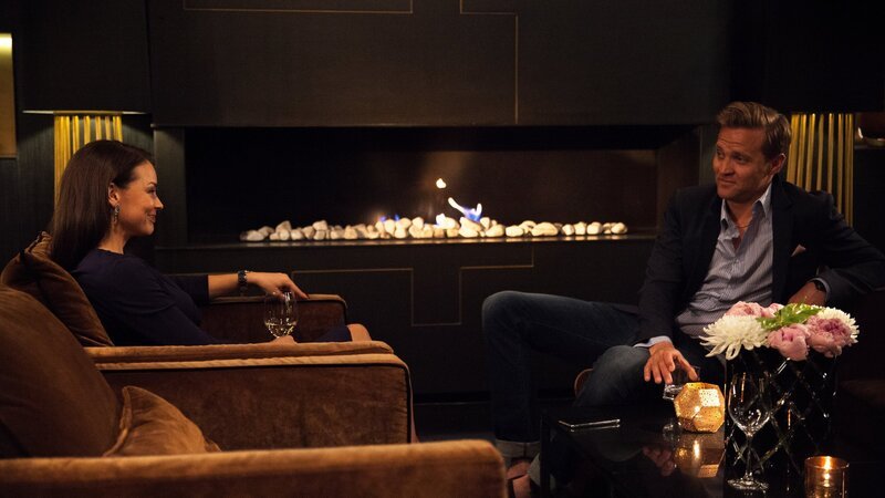 In einer Bar trifft Hermine Veile (Agnes Kittelsen) zufällig Henrik Kranz (Tobias Santelmann), einen der besten Freunde ihres Mannes. Noch ahnt sie nicht, mit welcher Enthüllung über ihren Mann Henrik sie in Kürze konfrontieren wird. – Bild: ZDF und Ingeborg Klyve./​Ingeborg Klyve