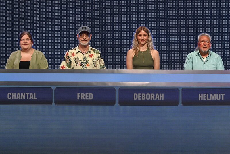 ARD GEFRAGT – GEJAGT FOLGE 892, „Alexander Bommes präsentiert beliebtes Quizformat“, am Freitag (15.08.25) um 18:00 Uhr im ERSTEN. Aufzeichnung zum ARD-Quiz „Gefragt-Gejagt“  Die Kandidaten (v.l.n.r. am Panel):  Chantal Baisch, Fred Bauer, Deborah Göb, Helmut Kruck. – Bild: ARD/​Uwe Ernst