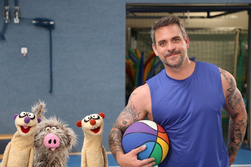 Jan und Henry überwinden bei einem Trainer (Marc Barthel) den inneren Schweinehund. – Bild: NDR/​bigSmile