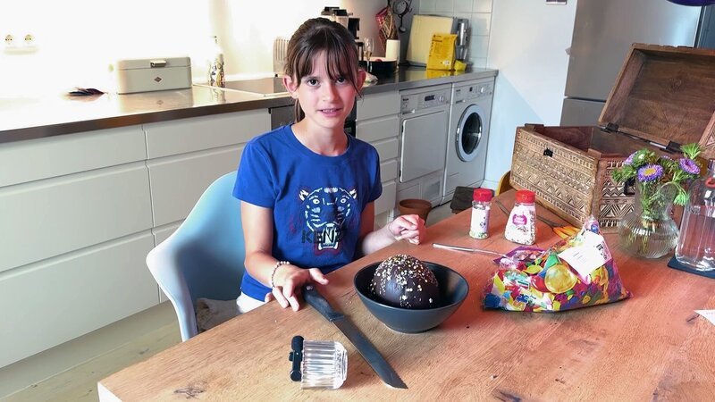 Beim Prank-Tutorial heißt es nicht nur zuschauen, sondern auch nachmachen. Jona zeigt, wie man Familie und Freunde mit einem explodierenden Kuchen reinlegen kann. – Bild: ZDF und Contentladen