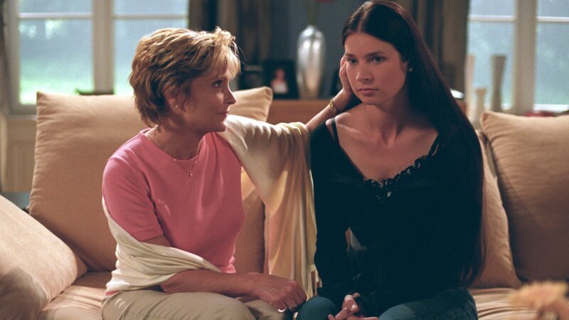 Ariane (Kerstin Gähte, l.) wünscht Judith (Elisabeth Sutterlüty, r.), dass die Ehe von Judith und Oliver glücklicher wird, als ihre eigene. – Bild: ZDF/​Britta Krehl