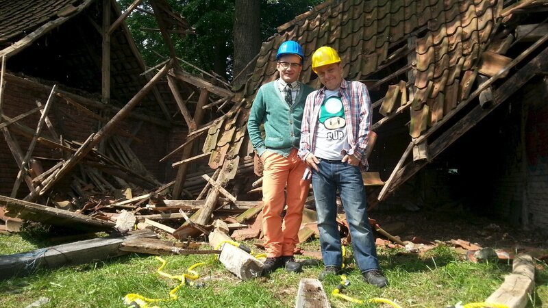Wigald Boning und Bernhard Hoëcker vor dem ehemaligen Stall des „Nicht nachmachen“-Hofs nach einem geglückten Versuch. – Bild: ZDF/​Prime Productions/​Holger Hoffmann