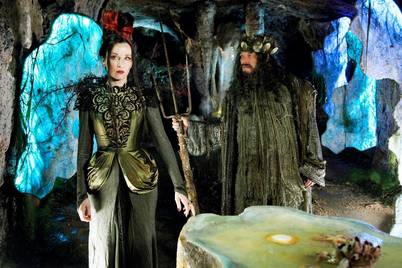 Der Meereskönig (Ben Becker) im Streit mit Meerhexe Mydra (Meret Becker). – Bild: MDR/​Sandra Bergemann