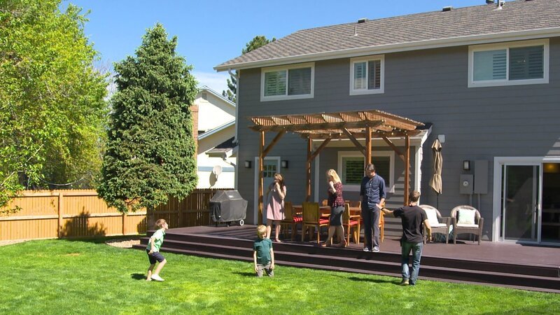 Family playing in backyard – Bild: 2017,HGTV/​Scripps Networks, LLC. All Rights Reserved