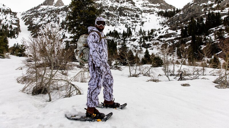Forrest Galante In Full White Camo Gear On Skis – Bild: Discovery Communications, LLC