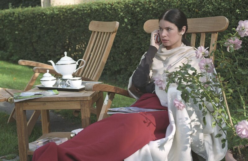 Judith (Elisabeth Sutterlüty) erkundigt sich bei Bianca nach dem Gesundheitszustand von Omi Ursula. – Bild: ZDF und Britta Krehl